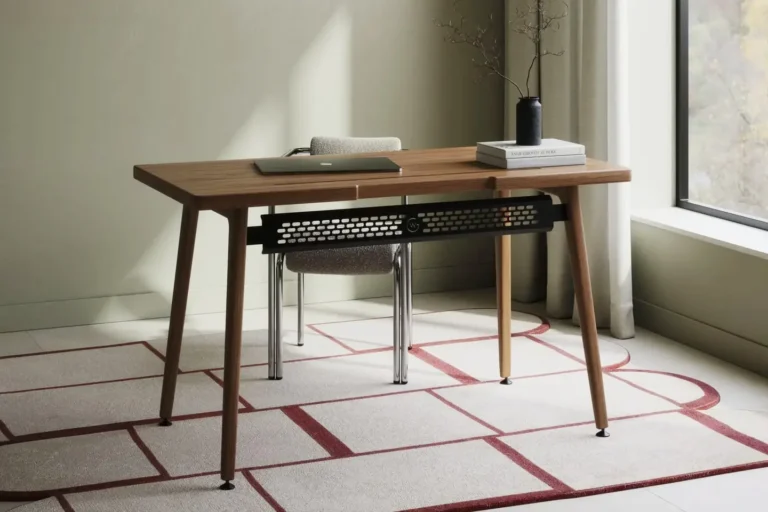 обложка — рабочий стол Geometry wood из массива ясеня у окна