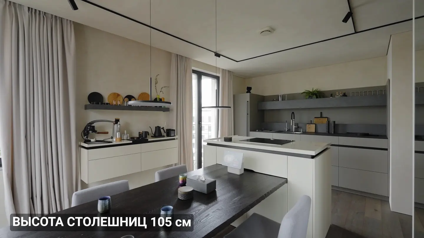 кухня с островом и столешницей высотой 105 см, плашка «Высота столешниц 105 см»
