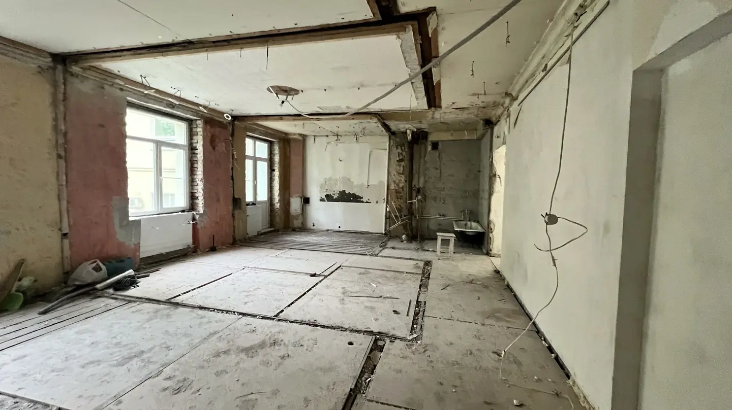 демонтаж гипсокартонных обшивок в сталинке