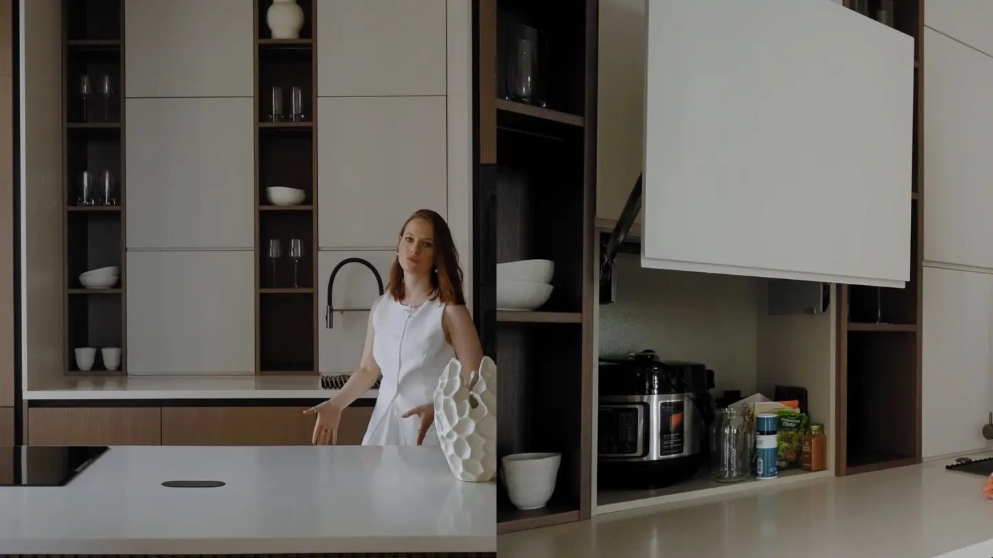вертикальный функциональный фартук с подъёмными секциями на кухне глубиной 1 м