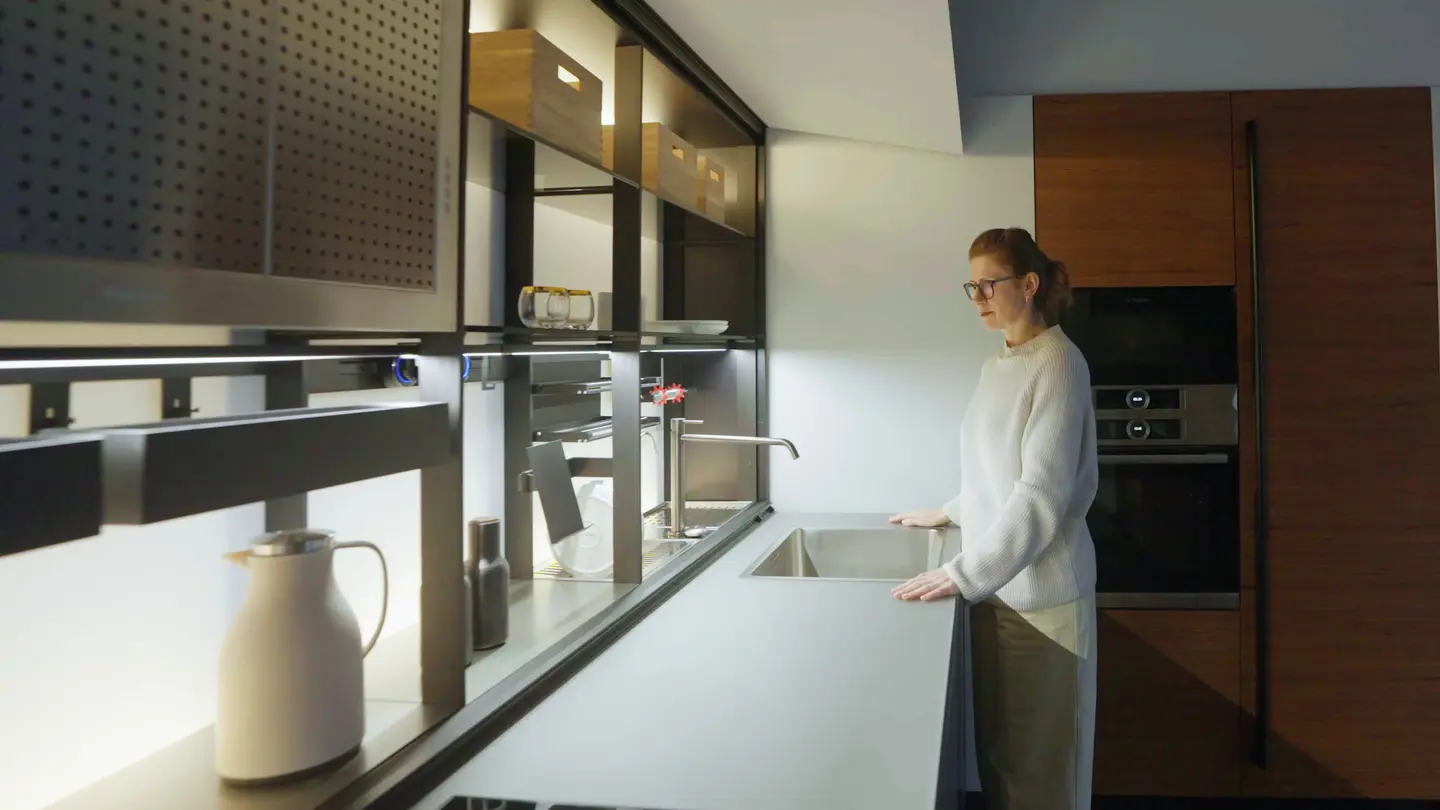 кухня Valcucine: стеклянная столешница сдвигается над мойкой