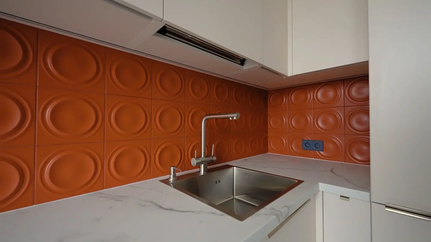 фартук из рельефной оранжевой плитки Kerama Marazzi с кругами
