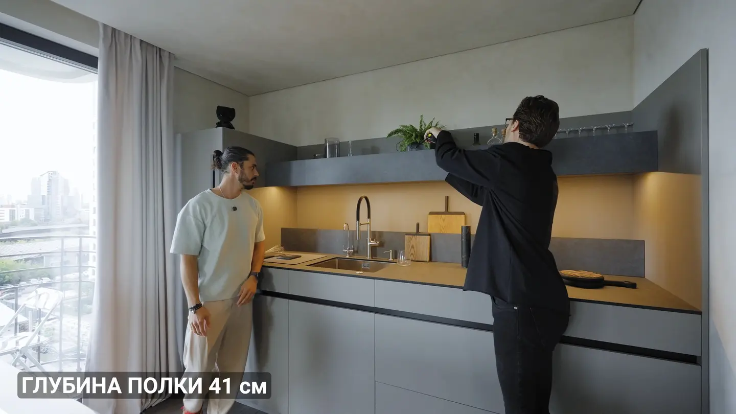 нависающая полка с подсветкой над функциональным фартуком