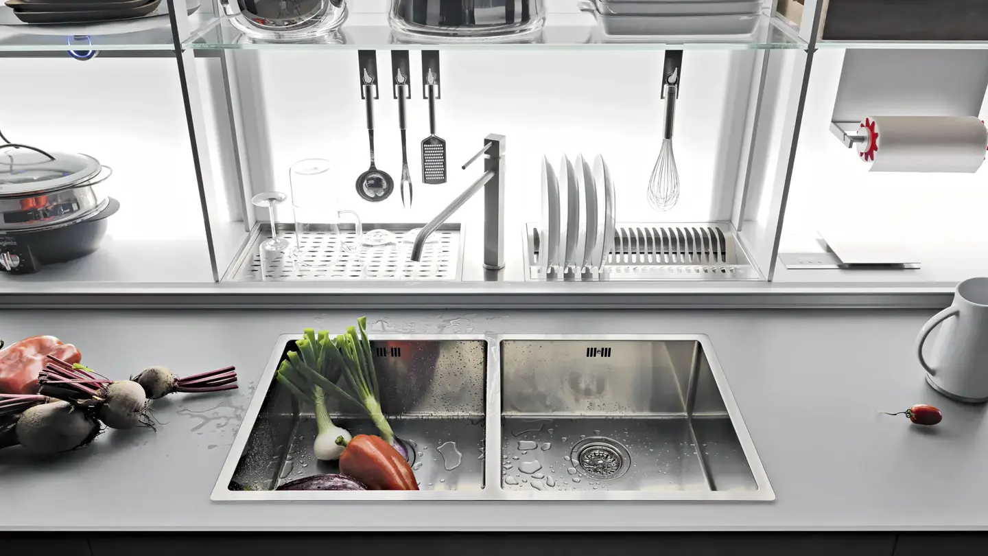 ниша функционального фартука Valcucine над мойкой: сушилка, приборы, рулон полотенец